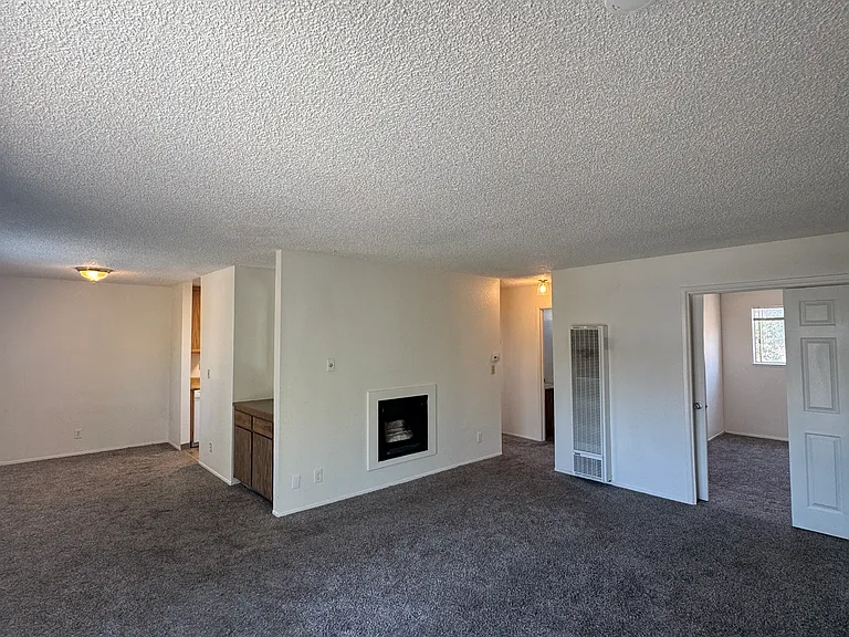 118 Yorkshire Ct #D — Photo 2