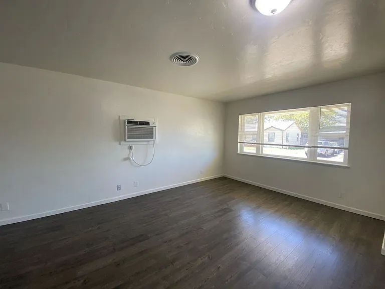 563 W Center St — Photo 11