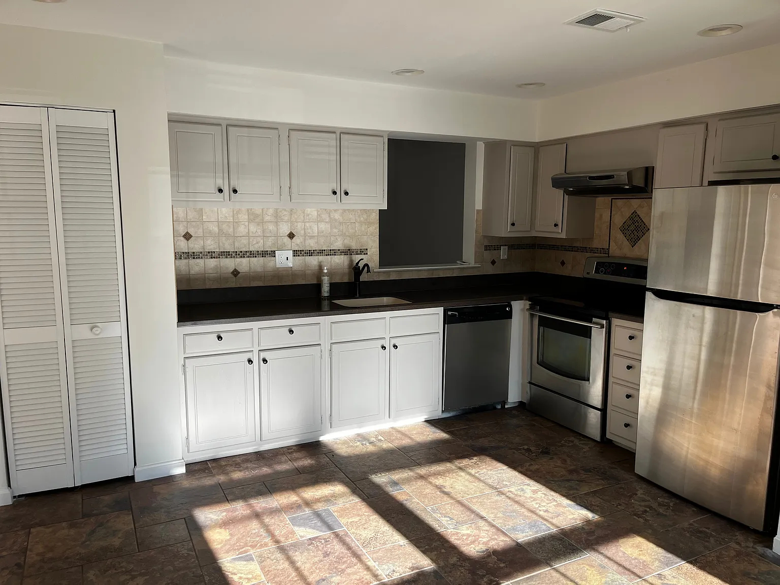 3 bed, 2.5 bath, 1760 sqft, $2,700 — Photo 3