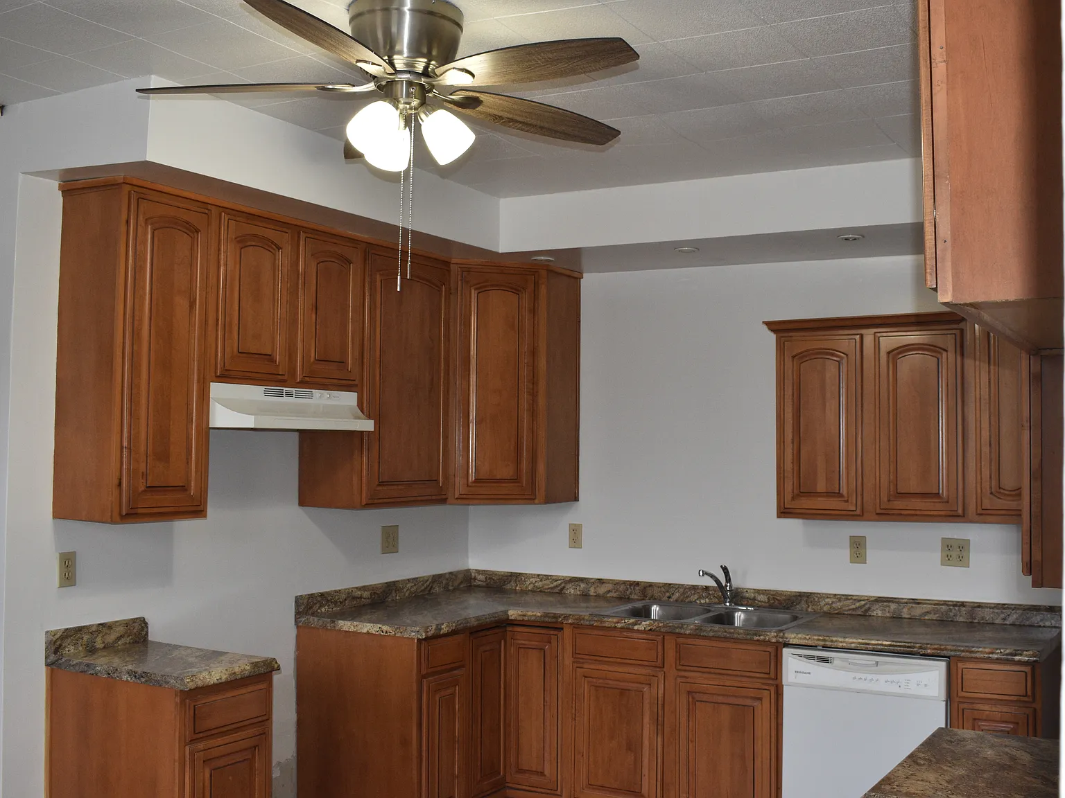 3 bed, 1627 sqft, $1,300 — Photo 4
