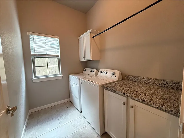 2359 W Houston St — Photo 19