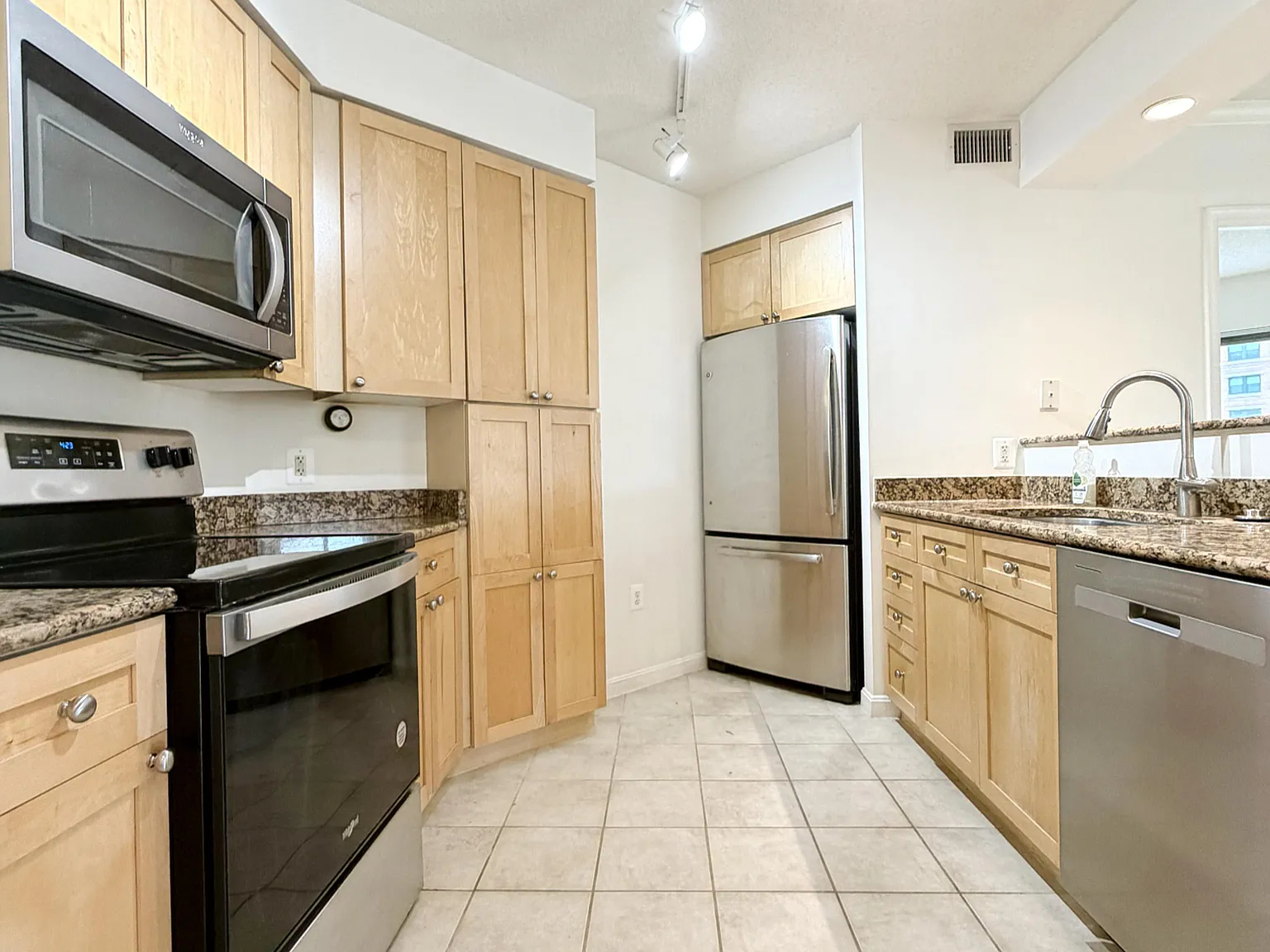 2 bed, 1096 sqft, $3,050 — Photo 3