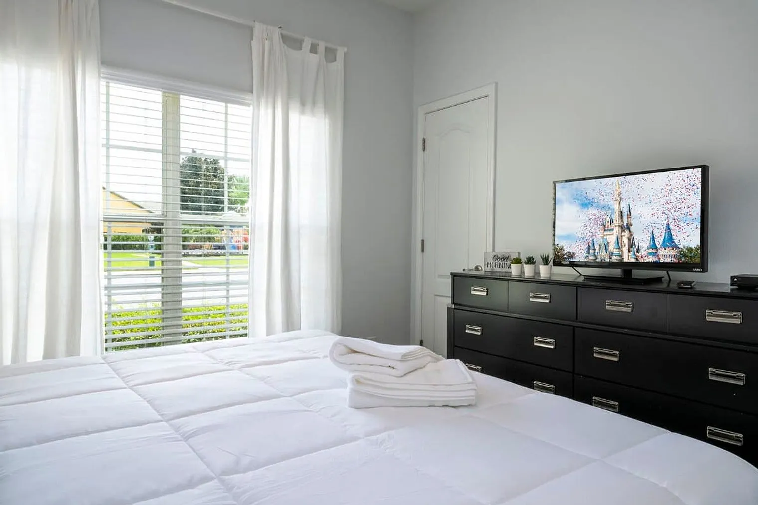4 bed, 3.0 bath, 2088 sqft, $3,682 — Photo 4