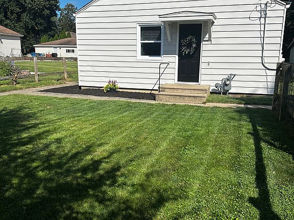 3rd image of 923 1/2 Fremont Ave