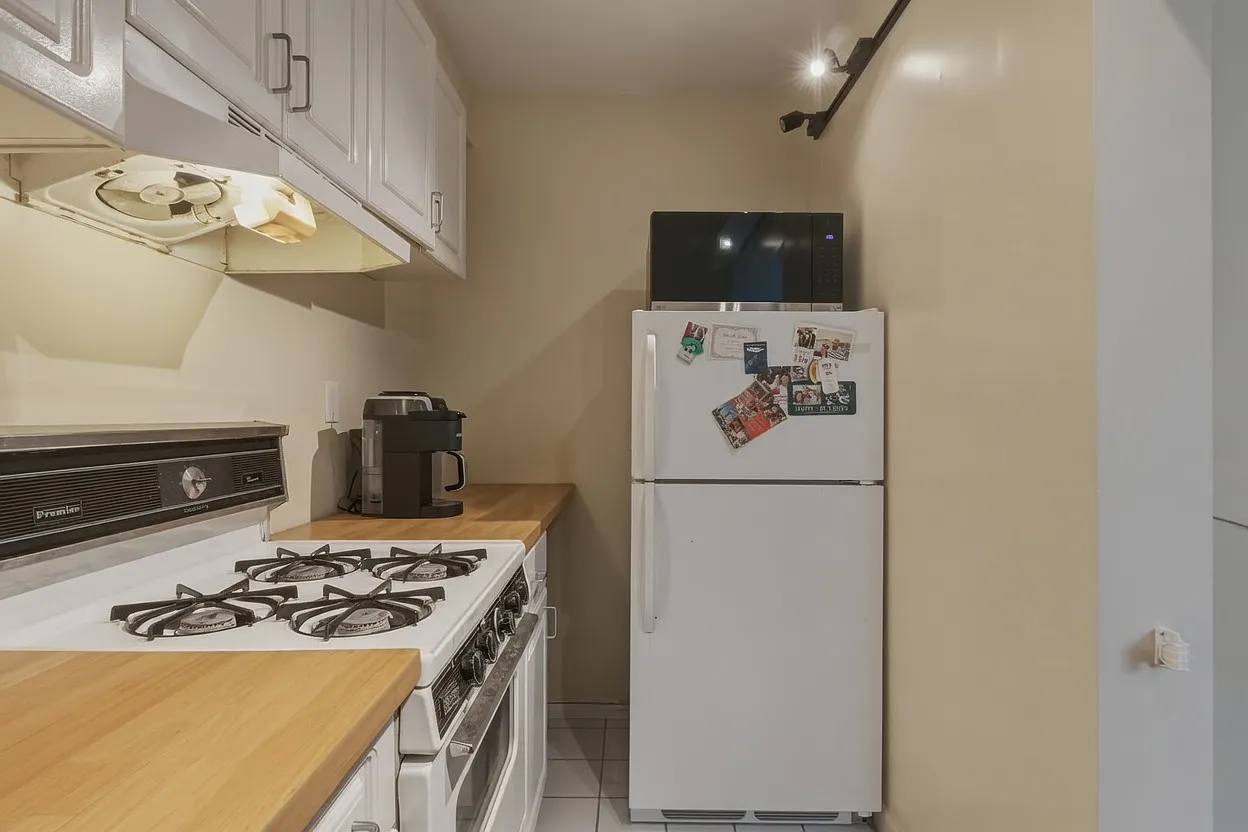 Studio, 450 sqft, $2,300 — Photo 3