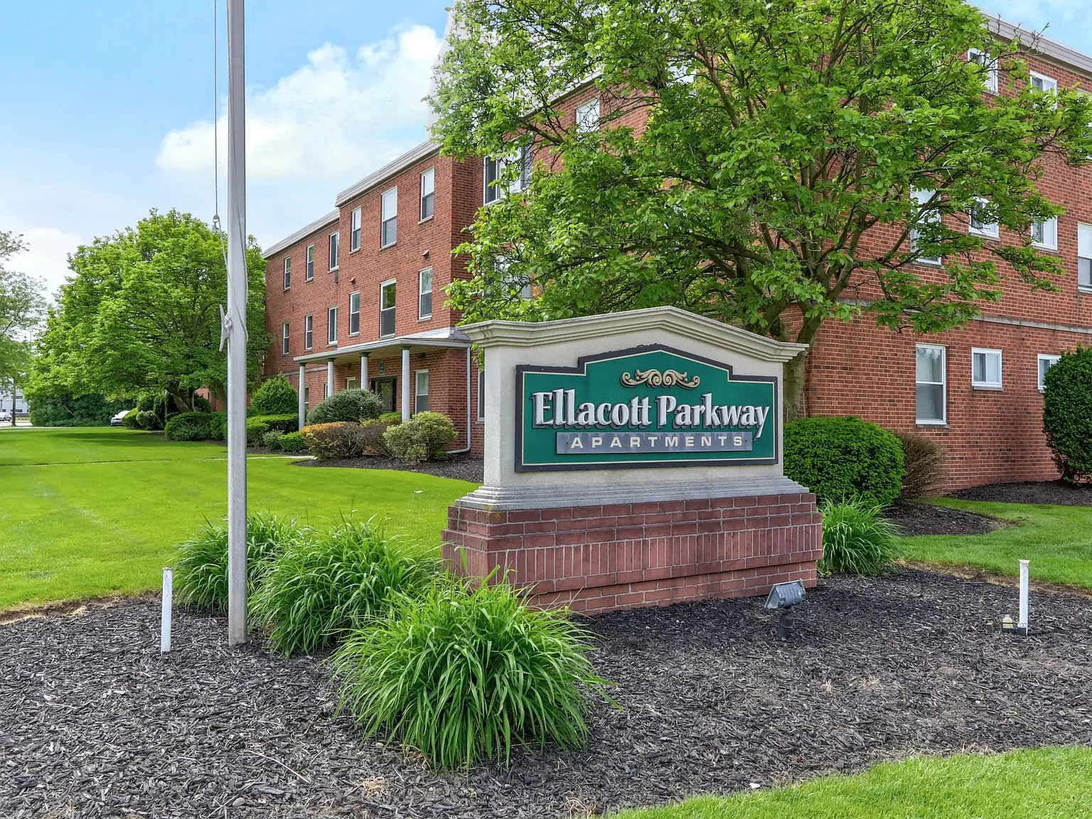 Ellacott Parkway Apartments — Photo 1