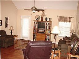 3rd image of 3449 Leslie Ln