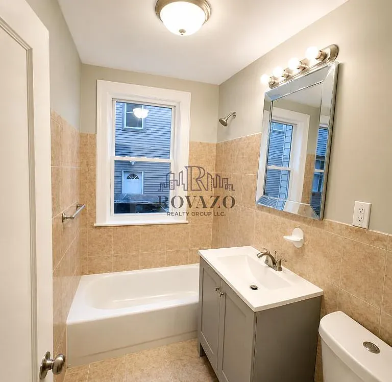 4 bed, 900 sqft, $2,550 — Photo 2