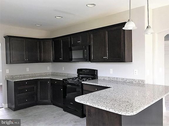 4th image of 5 Chamberlain Ln