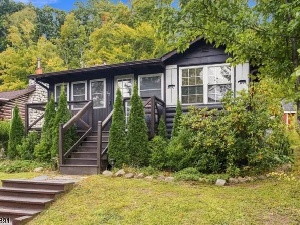 97 Lakeside Dr NW, Sussex, NJ 07461