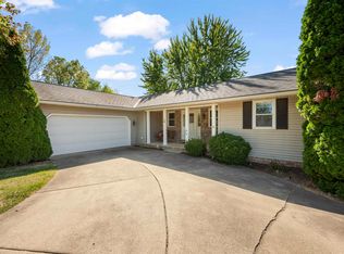 16 Beaver Creek Dr, East Peoria, IL 61611