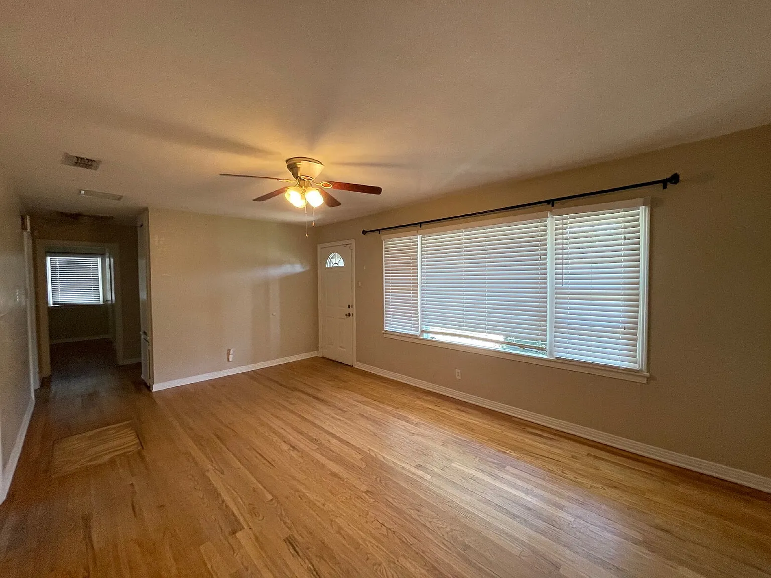 3 bed, 1.0 bath, 1194 sqft, $1,195 — Photo 3