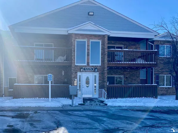 1225 Harbour Dr APT 27, Trenton, MI 48183