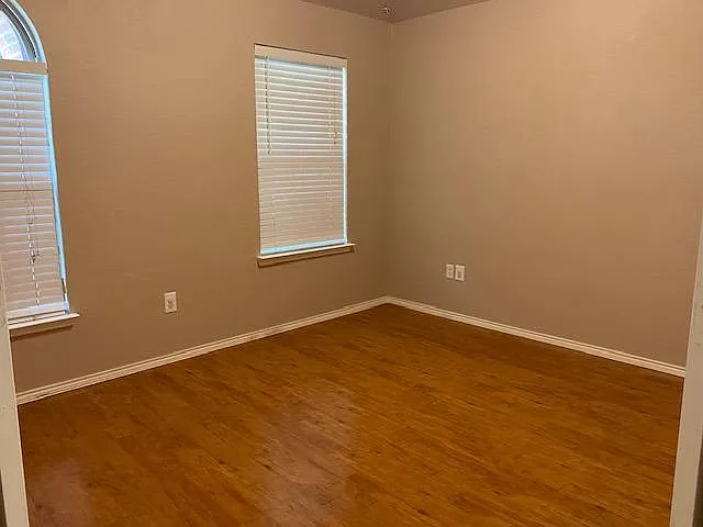 4 bed, 2106 sqft, $2,295 — Photo 4