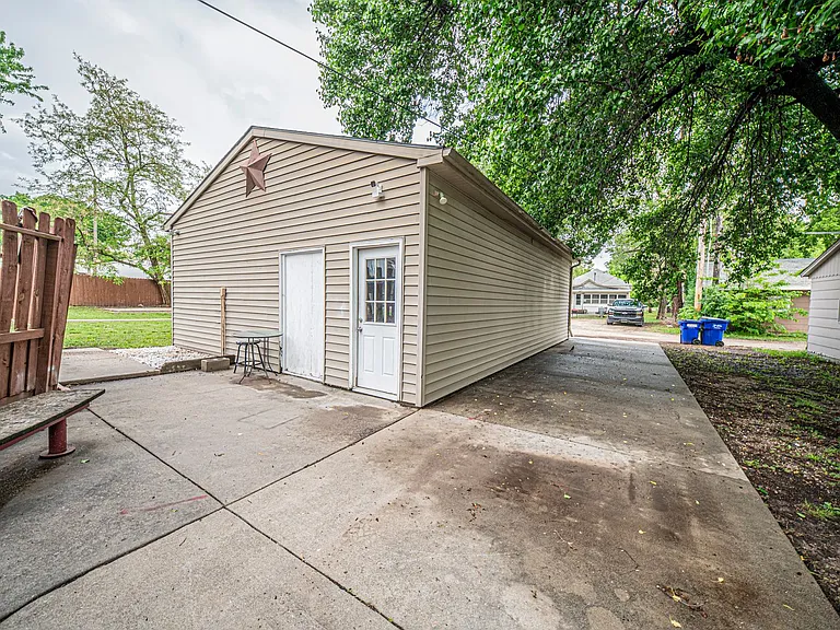224 W Chestnut St — Photo 48