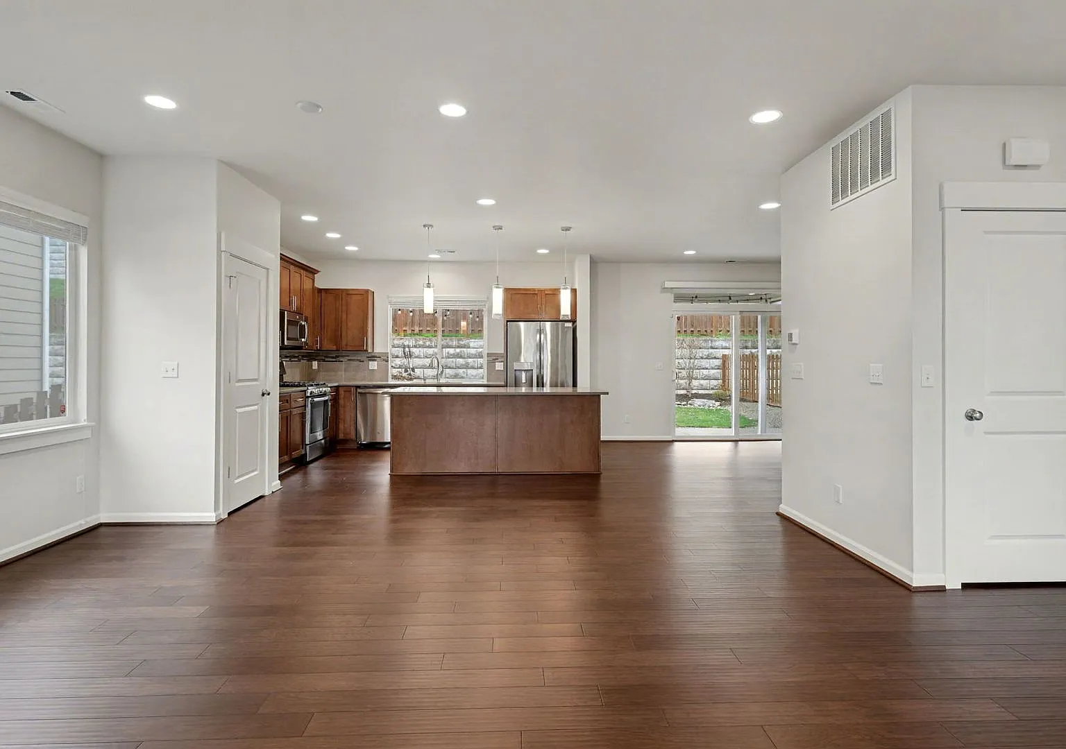 Brightview 4Bedroom with MainFloor Bedroom, 3Car Garage, and Exceptional Outdoor Space — Photo 4
