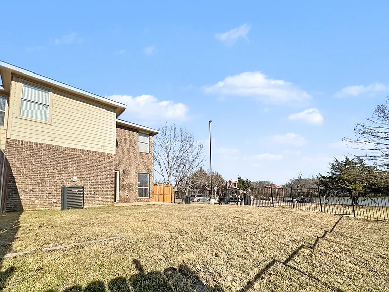 1301 Piedmont Dr — Photo 9