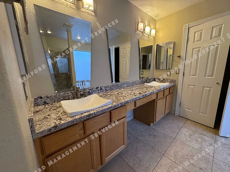 1510 E Charleston Ave — Photo 14