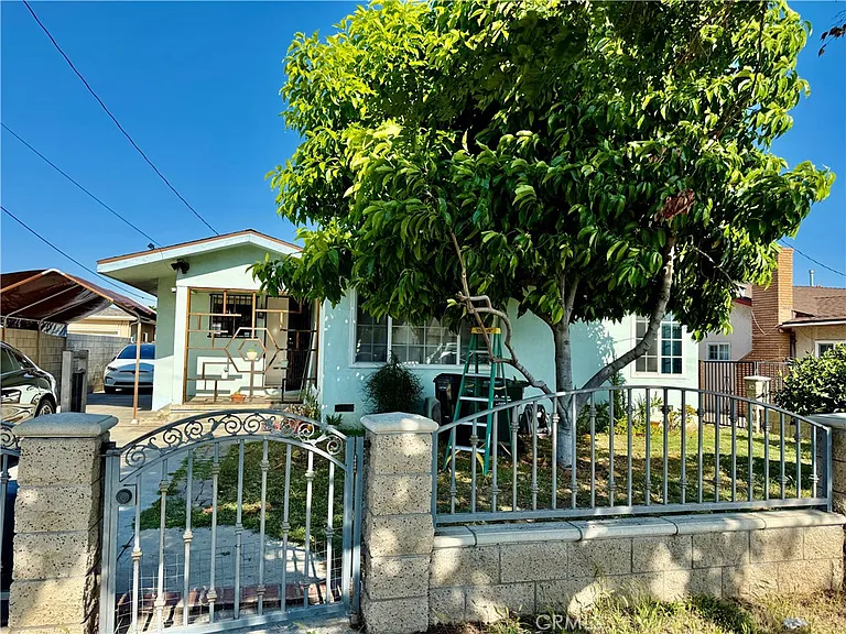 1712 Walnut St — Photo 2