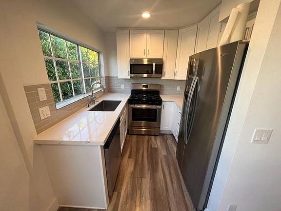 3rd image of 821 Gramercy Dr APT 201