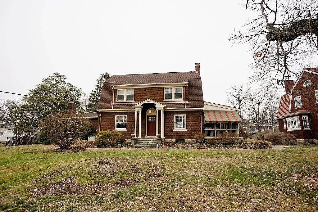 732 S Grand Ave photo 1