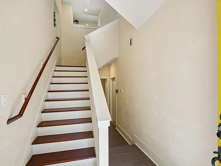 209 Burr St #C — Photo 4
