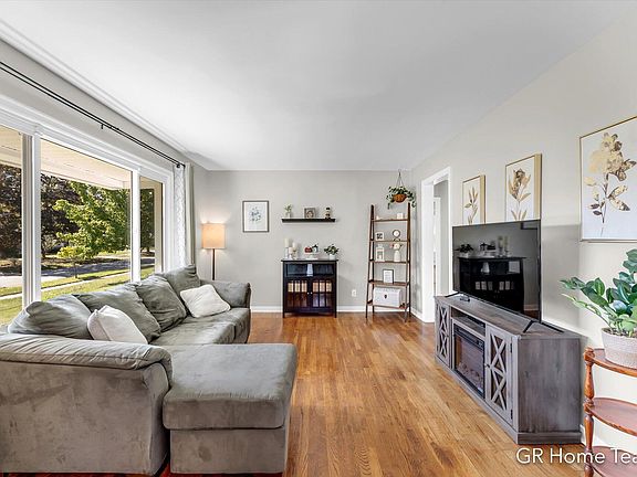 4th image of 1259 Oaklawn St NE