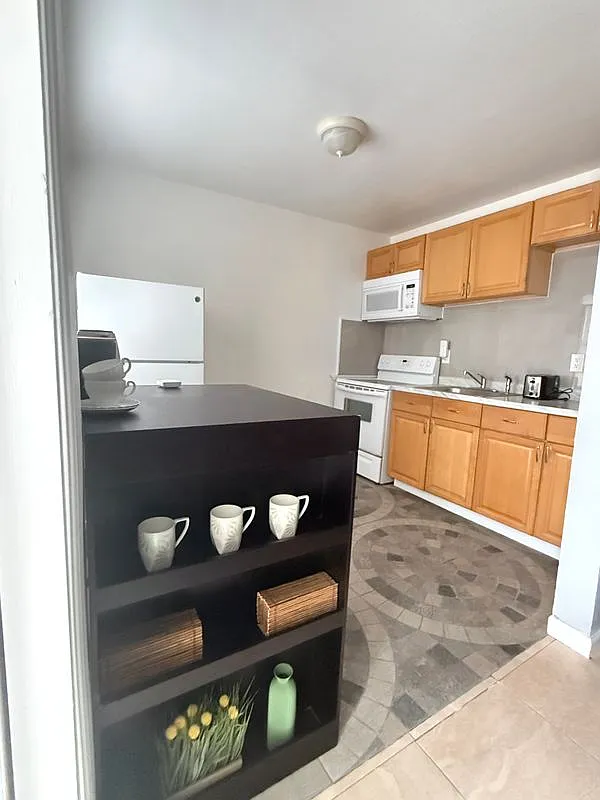 2 bed, 1.0 bath, 792 sqft, $1,300 — Photo 1