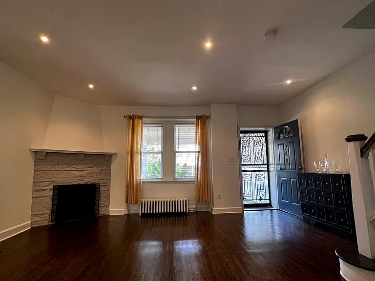 248 E Queen Ln — Photo 12