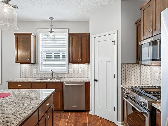 4th image of 10246 Kittredge Pkwy