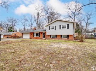 7710 Fir Dr, Temperance, MI 48182