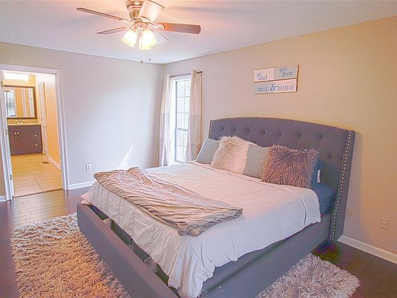 2nd image of 912 Vivian Dr