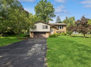 4913 Redbird Ln, Crystal Lake, IL 60012