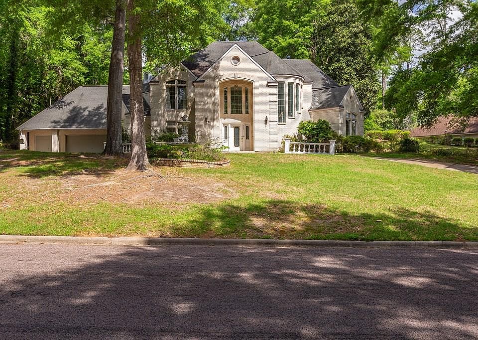 1st image of 555 Willow Dr