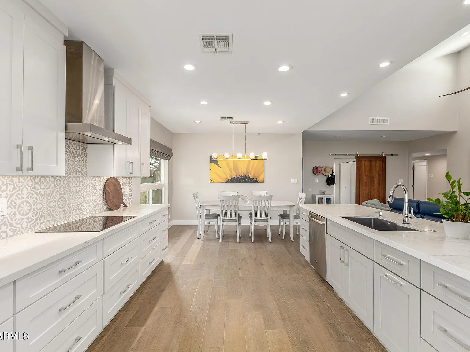 3 bed, 2.0 bath, 1832 sqft, $2,990 — Photo 2