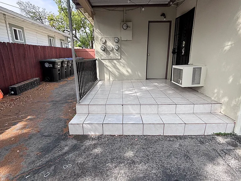 910 E Elk Ave — Photo 20