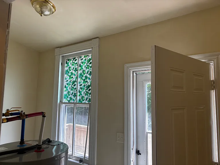 275 Webster Ave — Photo 6