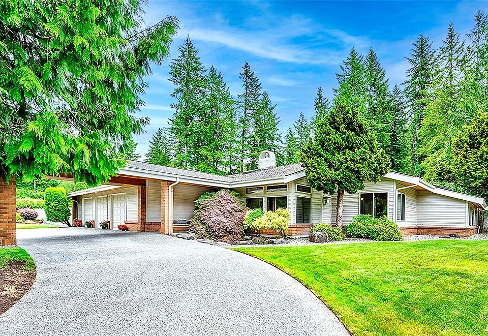 Unique Opportunity To Own A LARGE (4,000 Square Foot) 1-Level Home On A Large Lot In A Superb Redmond Location! The Amenities Found At This Home Will Not Disappoint.... Updated Home, In-Ground Pool, Sport Court, Central Air Conditioning.... WOW! 