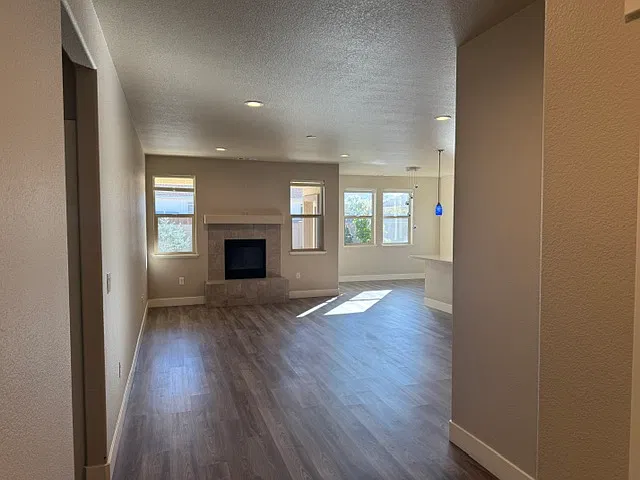 3 bed, 1749 sqft, $2,600 — Photo 4