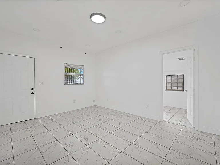 1114 NW 39th St — Photo 2