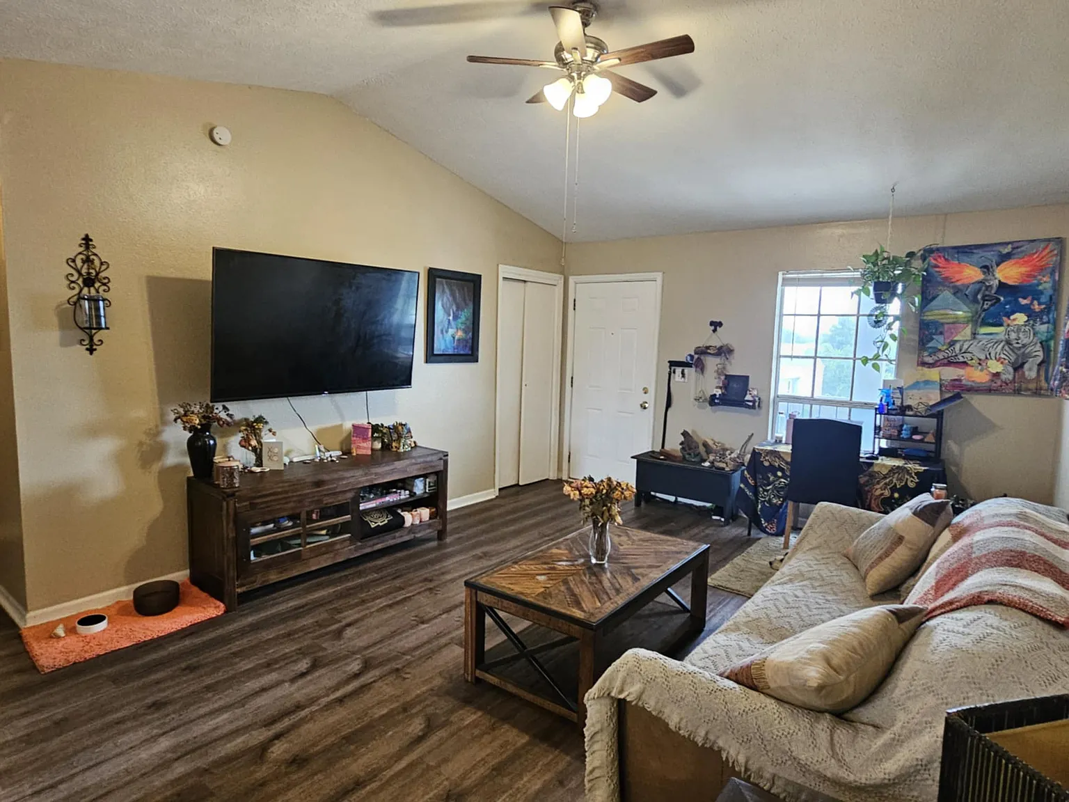 2 bed, 812 sqft, $1,345 — Photo 3