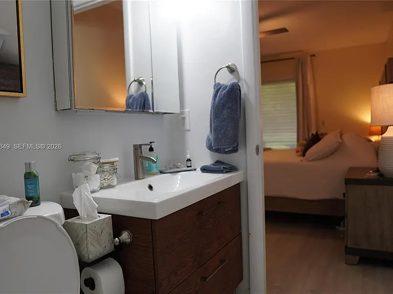 453 Lakeview Dr — Photo 3