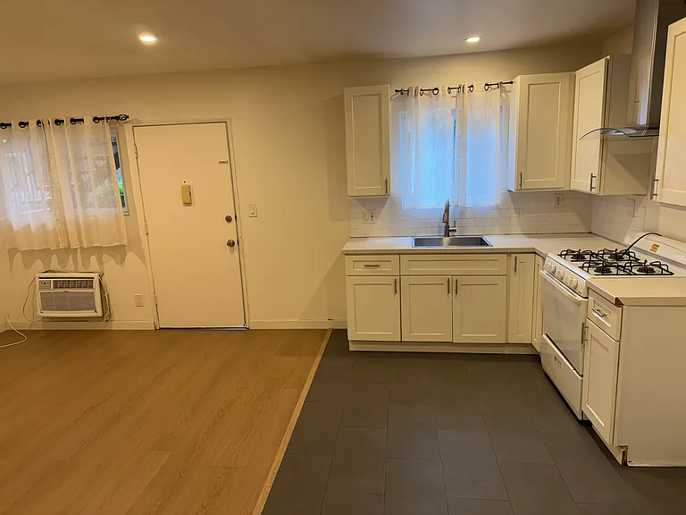511 E Washington ave — Photo 12
