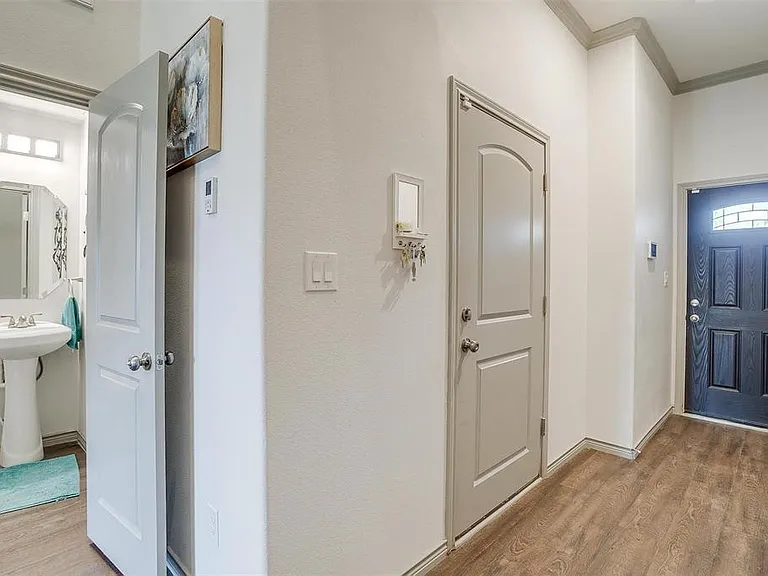 1313 Summerset Ln — Photo 11