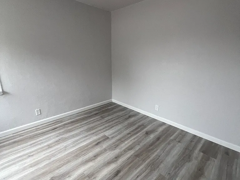 9528 Alameda St — Photo 4