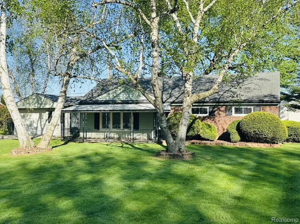 37584 Ingleside St, Clinton Township, MI 48036