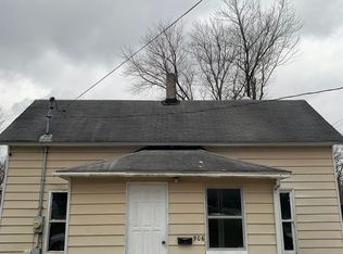 906 S State St, Christopher, IL 62822