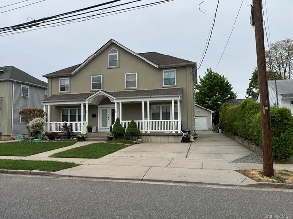 35 3rd Avenue, Westbury, NY 11590