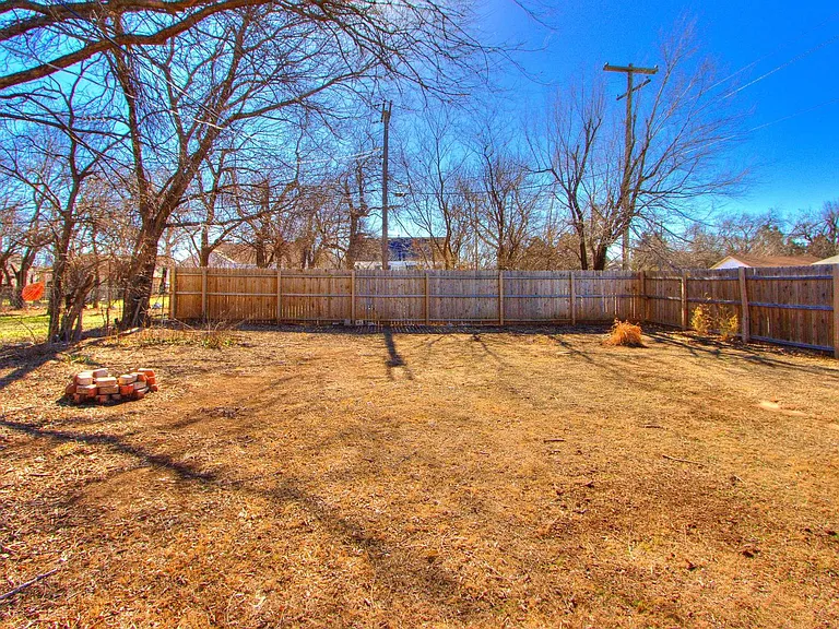 2042 NW 34th St — Photo 3