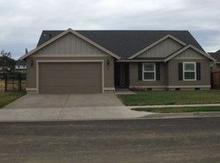 915 N Spruce St, Mount Angel, OR 97362